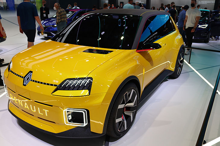 Bald gibt es auch einen rein elektischen Renault 5: Vorstellung des Konzeptfahrzeugs auf der IAA Mobility auf der Messe München (©Foto: Martin Schmitz)